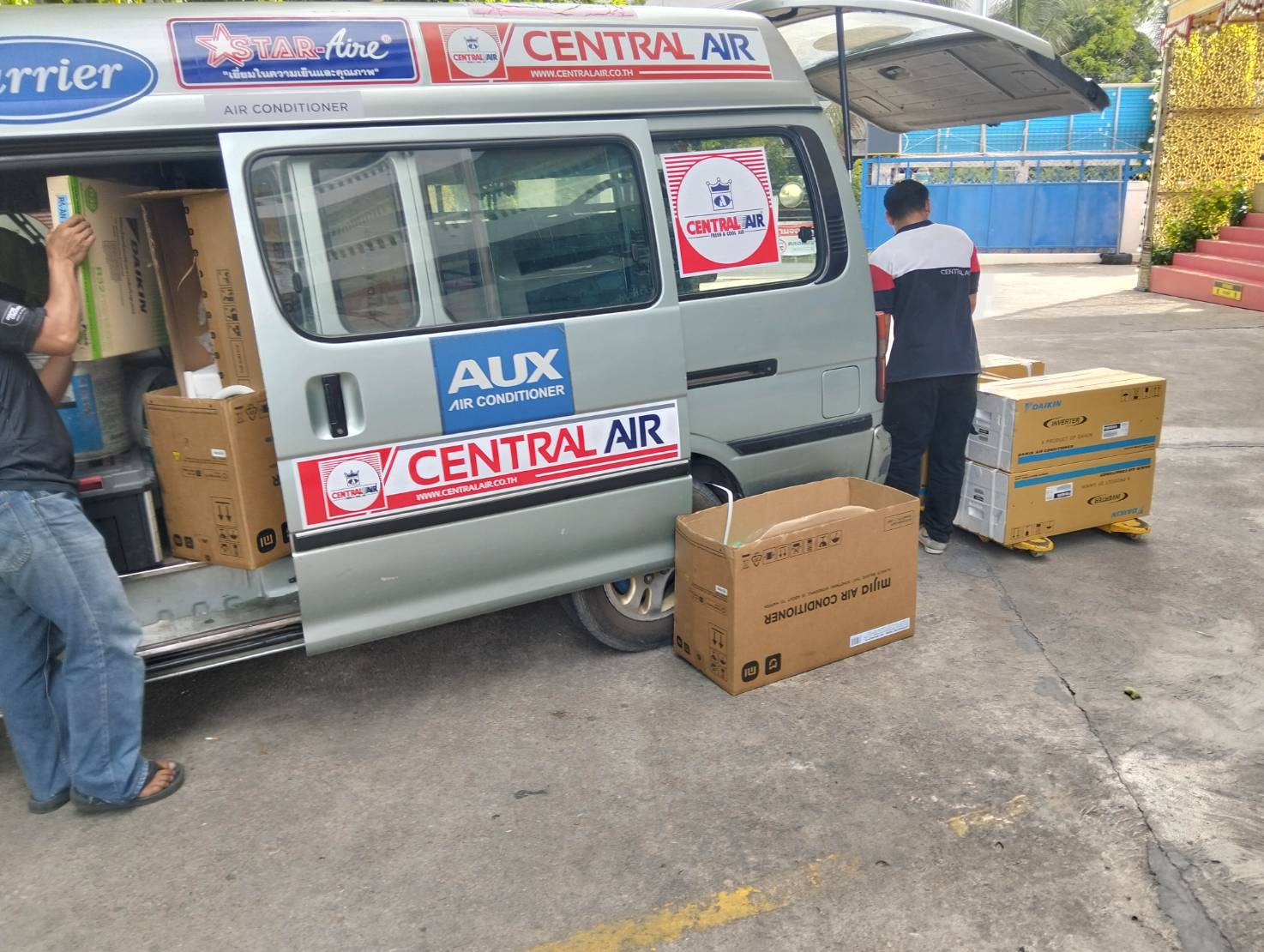 ทีมช่างเอ๊าะขนแอร์ Central/Daikin ลงจากรถบริการ
