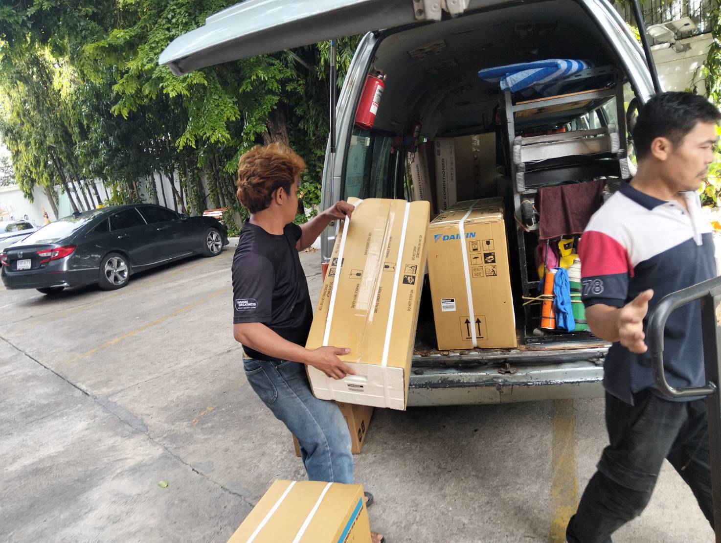 ยกแอร์ใหม่ Daikin Inverter ลงจากรถ พร้อมติดตั้ง