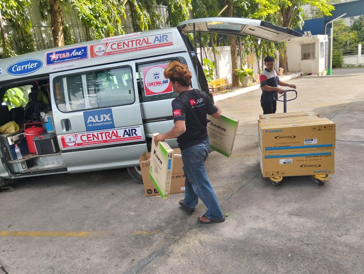 ขนแอร์ Daikin Inverter ด้วยรถเข็น เตรียมติดตั้ง