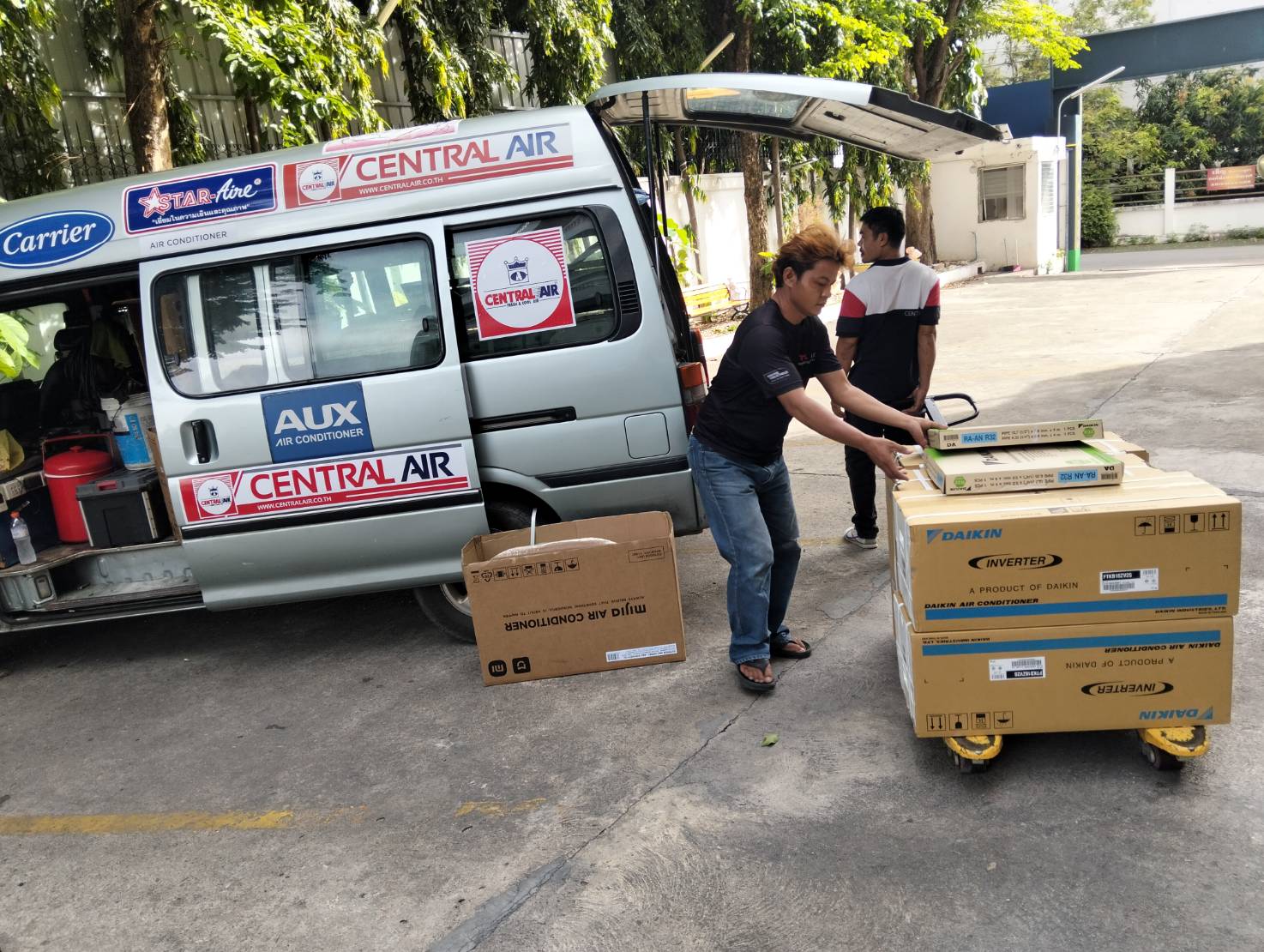 เช็ดทำความสะอาดแอร์ติดผนัง Carrier ในบ้าน
